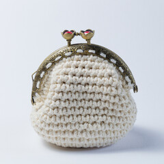Porte-monnaie ou bourse brodée au crochet avec du fil blanc © Hervé Rouveure