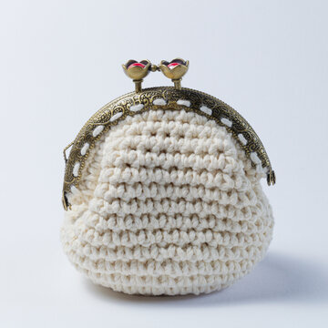 Porte-monnaie ou bourse brod&eacute;e au crochet avec du fil blanc