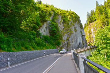 Der Hirschsprung auf der Kreisstraße OA 5 zwischen den Orten Obermaiselstein und Tiefenbach im Landkreis Oberallgäu, Bayern © Ilhan Balta