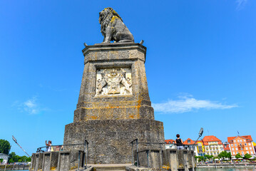 Fototapeta premium Statue des Bayerischen Löwen im Hafen der Insel Lindau am Bodensee in Bayern