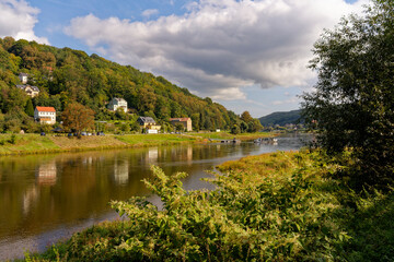 Obraz premium Die Elbe bei Stadt Königstein, Sächsische Schweiz, Landkreis Sächsische Schweiz-Osterzgebirge, Sachsen, Deutschland