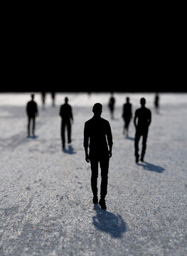 Menschen als Silhoutte vor einem schwarzen Hintergrund