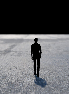 Silhouette eines Menschen vor einem schwarzen Hindergrund