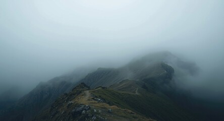 Naklejka premium Fog-enhanced mountain range outlines captured from a trekking trail