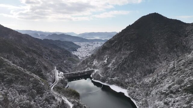日本の冬のドローン映像　山口県山口市の一の坂ダム