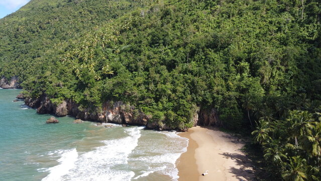 Vista a&eacute;rea con dron de la Playa del Valle, Saman&aacute;, Rep&uacute;blica Dominicana