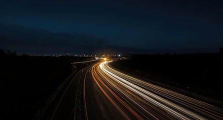 Obraz premium highway at night photographed with long exposure highlighting car light trails