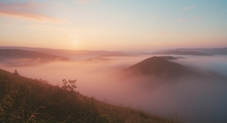 Obraz premium Bright dawn sky shining over rolling fog covered hills