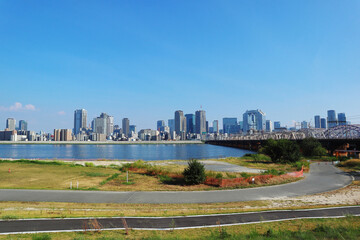 Fototapeta premium 淀川右岸の河川敷と対岸のビル群（大阪）