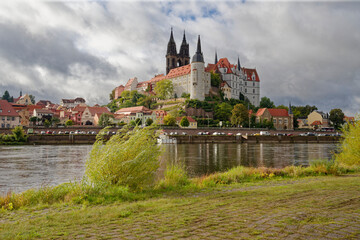 Fototapeta premium Blick über die Elbe auf die Altstadt, die Albrechtsburg und den Dom von Meißen, Landkreis Meißen, Sachsen, Deutschland