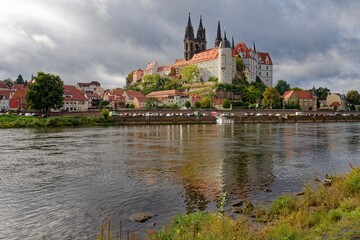 Obraz premium Blick über die Elbe auf die Altstadt, die Albrechtsburg und den Dom von Meißen, Landkreis Meißen, Sachsen, Deutschland