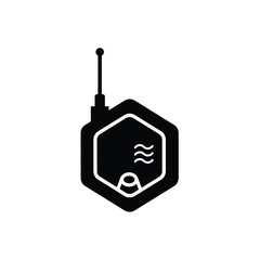 Obraz premium Smart hive monitoring device icon with antenna and hexagonal casing for digital beekeeping technology and honey farm