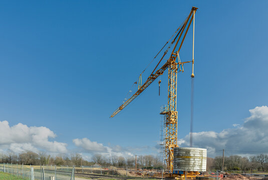 grue de chantier sous ciel bleu