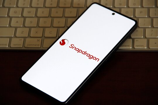 Snapdragon - Fam&iacute;lia de processadores "System-on-Chip" (SoC) baseada em tecnologia ARM, desenvolvida pela Qualcomm, que funciona como o "c&eacute;rebro" de smartphones, tablets, notebooks e ve&iacute;culos. 