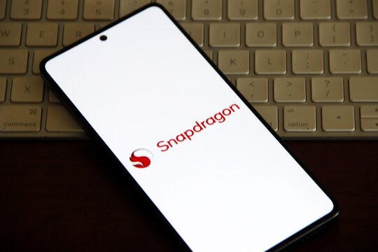 Snapdragon - Fam&iacute;lia de processadores "System-on-Chip" (SoC) baseada em tecnologia ARM, desenvolvida pela Qualcomm, que funciona como o "c&eacute;rebro" de smartphones, tablets, notebooks e ve&iacute;culos. 