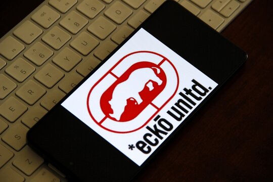 Ecko Unltd - Eckō Unltd - Marca global de roupas urbanas (streetwear), famosa pelo seu logotipo de rinoceronte, criada por Marc Ecko em 1993, representando a cultura jovem, grafite, hip-hop e esportes