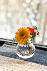 テーブルに飾られた生花