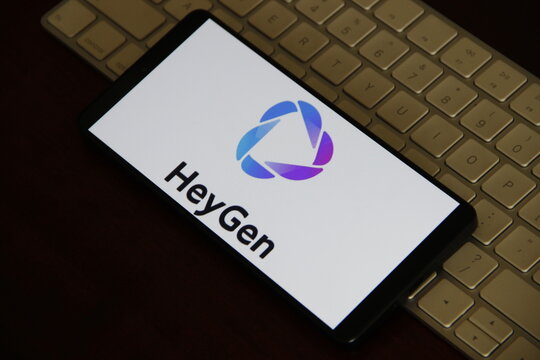 HeyGen - Plataforma de cria&ccedil;&atilde;o de v&iacute;deos com intelig&ecirc;ncia artificial que permite gerar conte&uacute;do de alta qualidade a partir de texto, usando avatares realistas e clonagem de voz.