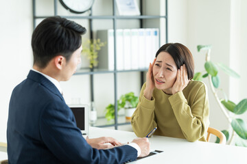 Fototapeta premium 悩みを相談するミドルの女性