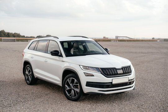 A tall family SUV, white in color, with a sporty design, which is distinguished by a spacious interior, a huge trunk and an excellent balance between comfort and handling.