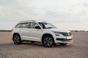 A tall family SUV, white in color, with a sporty design, which is distinguished by a spacious interior, a huge trunk and an excellent balance between comfort and handling.