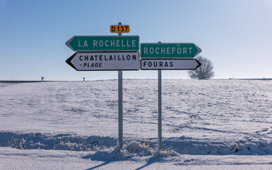 Panneaux de circulation sous la neige, Yves, Charente Maritime, France © jujud3100