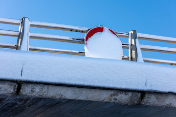 Panneaux de circulation sous la neige, Yves, Charente Maritime, France © jujud3100