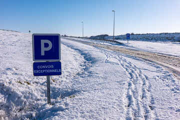 Panneaux de circulation sous la neige, Yves, Charente Maritime, France © jujud3100