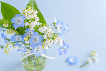 スズランとネモフィラのアレンジメント