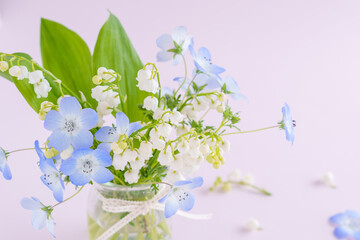 スズランとネモフィラのアレンジメント