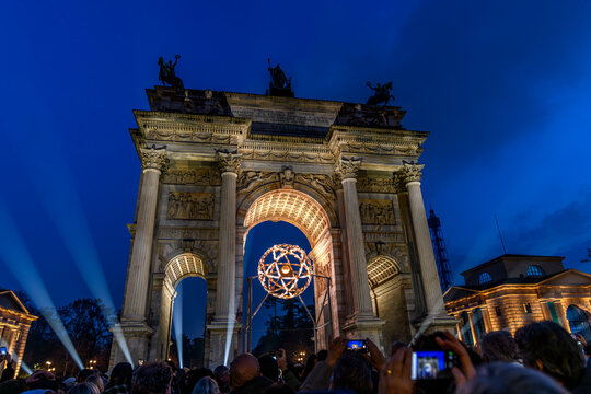 Olimpiadi Invernali Milano Cortina 2026, braciere olimpico all'Arco della Pace di Milano