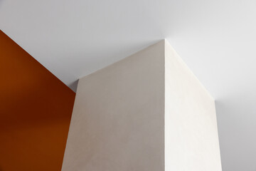 Obraz premium A stark white pillar rises at a sharp angle