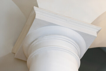 Obraz premium A close-up of a white classical column capital