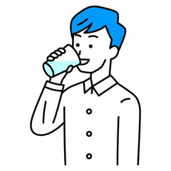 コップで水を飲む若い男性