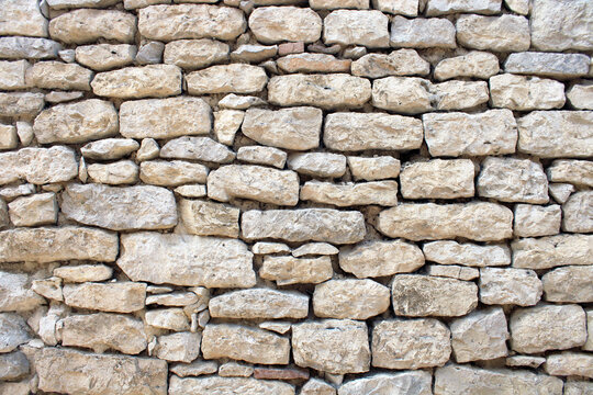 Mur en pierre apparente &agrave; jointoyer, piquage des joints