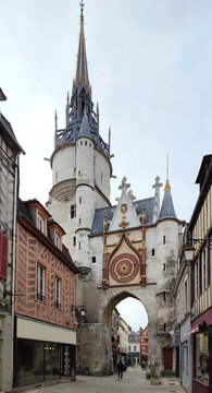 Auxerre - La tour de l'horloge -C'est au XVe si&egrave;cle que le comte d'Auxerre accorda &agrave; la Ville le droit de poss&eacute;der une horloge et un beffroi.
