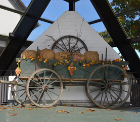 Leiterwagen herbstlich geschm&uuml;ckt auf Freilichtb&uuml;hne in Burg Spreewald 