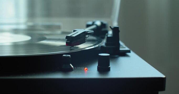 Plattenspieler spielt Musik ab.