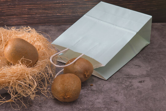 kiwi naute on wooden background