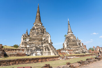 Obraz premium Ancient Buddhist Temple Ruins and Buddha Statues in Ayutthaya, Thailand