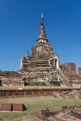 Obraz premium Ancient Buddhist Temple Ruins and Buddha Statues in Ayutthaya, Thailand