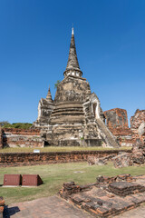 Obraz premium Ancient Buddhist Temple Ruins and Buddha Statues in Ayutthaya, Thailand