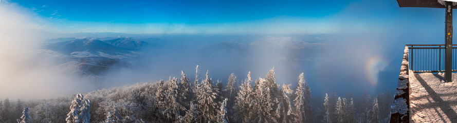 Widmo Brockenu z wieży widokowej na Mogielicy. Panorama na Beskid Wyspowy © grzegorz_pakula