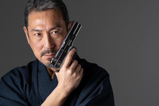 男性　着物　拳銃