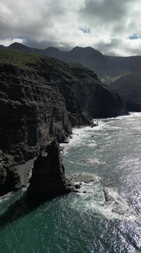 Agaete - Gran Canaria - Wyspy Kanaryjskie - Hiszpania - niesamowite klify i piękne g&oacute;rskie widoki, miasteczko na zachodzie wyspy, ocean, fale, g&oacute;ry nagrane dronem
