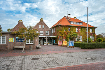 Bunte Strandk&ouml;rbe vor dem Rathaus auf der Insel Langeoog in Ostfriesland