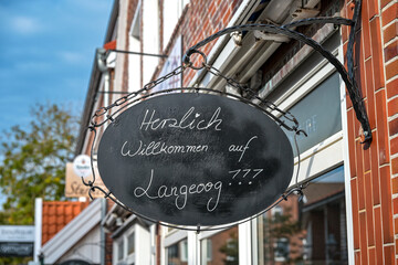 Begr&uuml;&szlig;ungsschild auf der Insel Langeoog