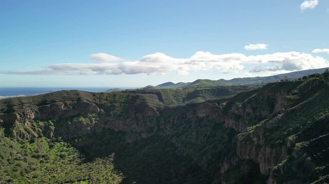 Mirador del Balcon - Gran Canaria - Wyspy Kanaryjskie - Hiszpania - punkt widokowy na zachodzie wyspy nagrany dronem. Niesmaowite klify, ocean, g&oacute;ry, i widok na Teneryfe i wulkan Teide