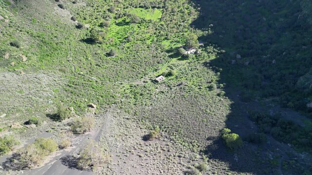 Gran Canaria - Hiszpania - Caldera de Bandama
to imponujący krater wulkaniczny o głębokości ok. 200-216 m i średnicy ponad 1000 m nagrany z drona