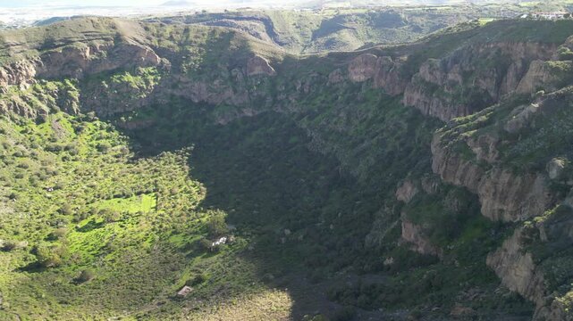 Gran Canaria - Hiszpania - Caldera de Bandama
to imponujący krater wulkaniczny o głębokości ok. 200-216 m i średnicy ponad 1000 m nagrany z drona
